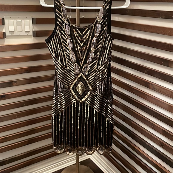 Black and gold perfect for holiday season - Picture 2 of 3